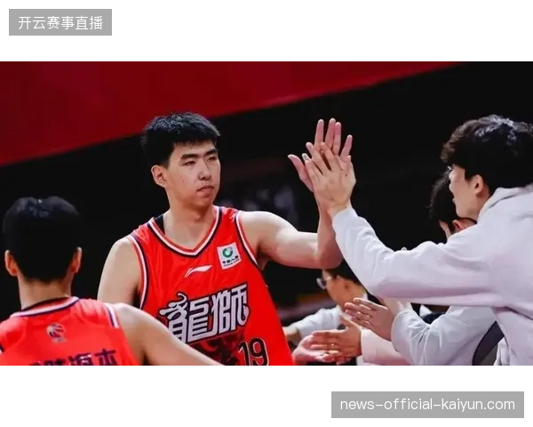 广州中锋徐昕凭借赛季的巨大进步当选最具进步球员，并成功入选常规赛最佳阵容二阵